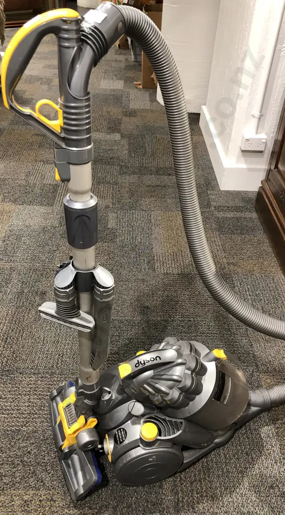Dyson Vacuum Cleaner Image 1++