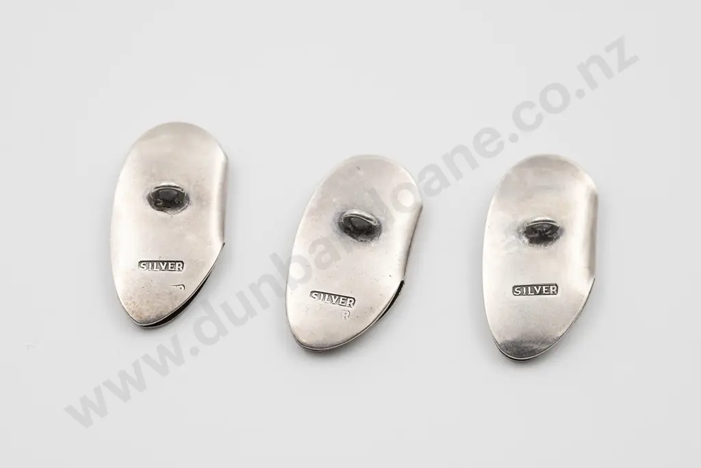 NZ Silver Three Pipi Shell Form Buttons Image 1++
