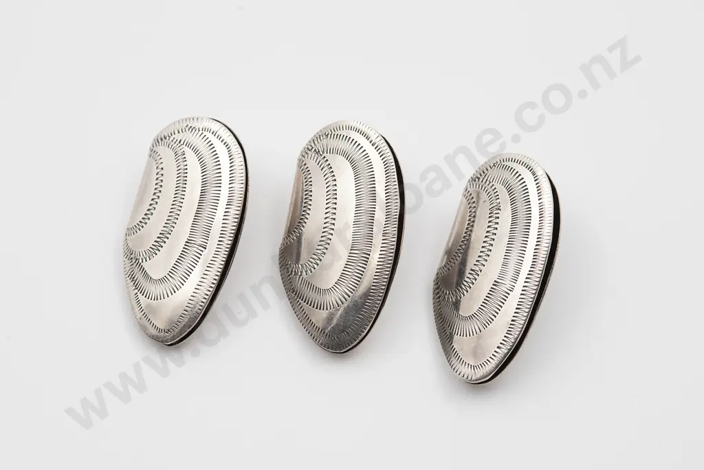 NZ Silver Three Pipi Shell Form Buttons Image 1++