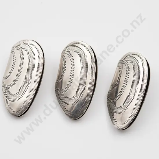 NZ Silver Three Pipi Shell Form Buttons