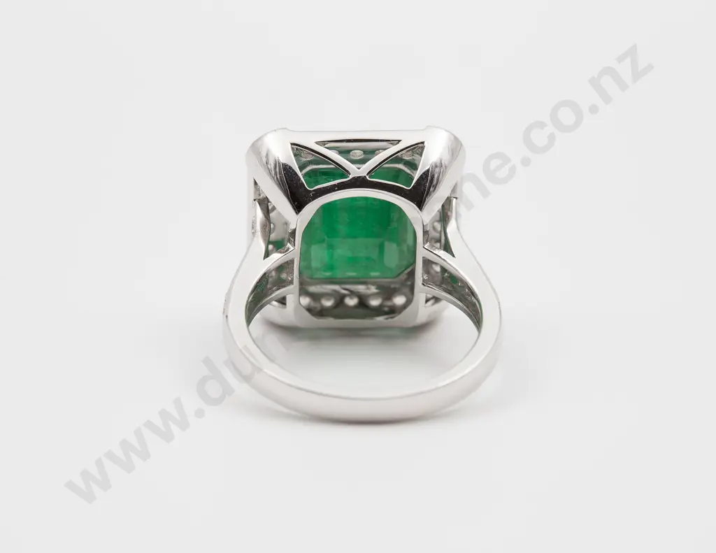 14ct White Gold 55stone Emerald & Diamond Cluster Ring Image 1++