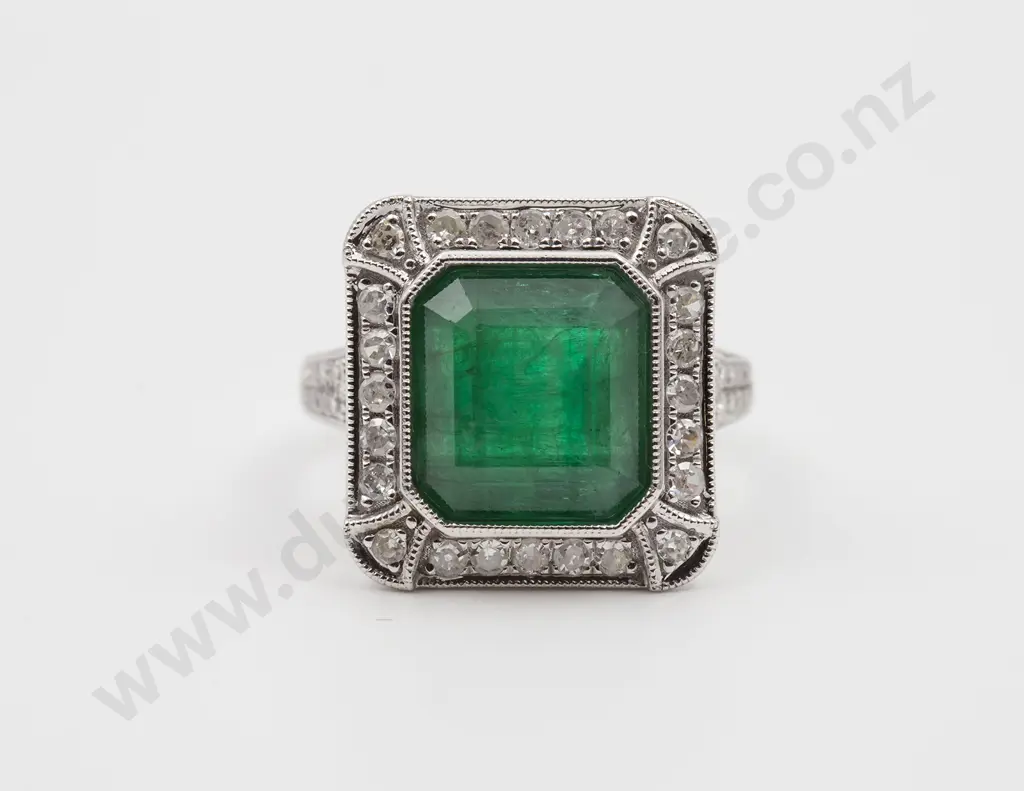 14ct White Gold 55stone Emerald & Diamond Cluster Ring Image 1++