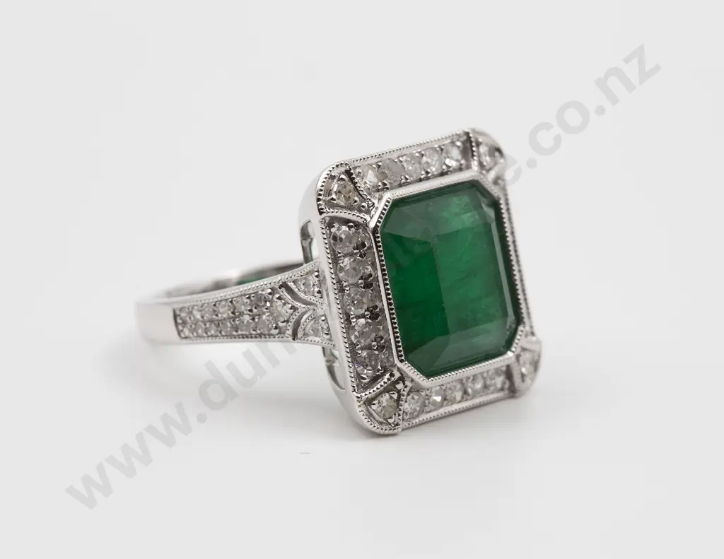 14ct White Gold 55stone Emerald & Diamond Cluster Ring Image 1++