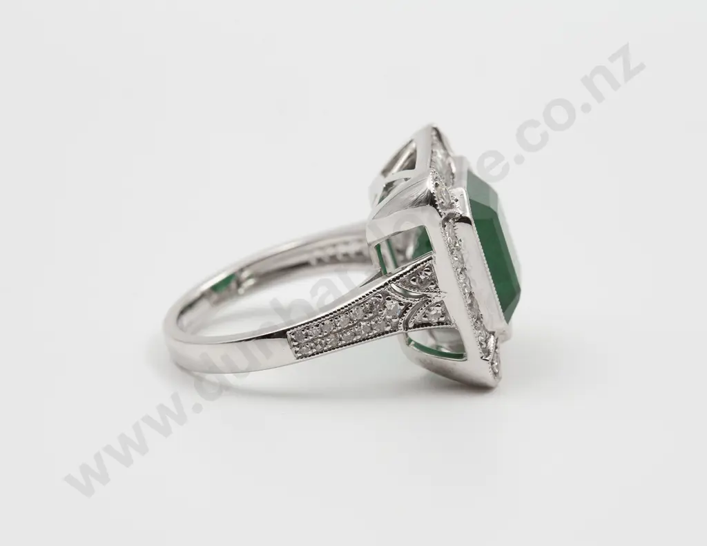 14ct White Gold 55stone Emerald & Diamond Cluster Ring Image 1++