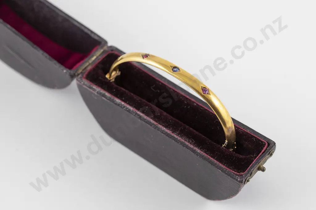 Boxed Victorian 15ct Hinged Snap Bangle Image 1++