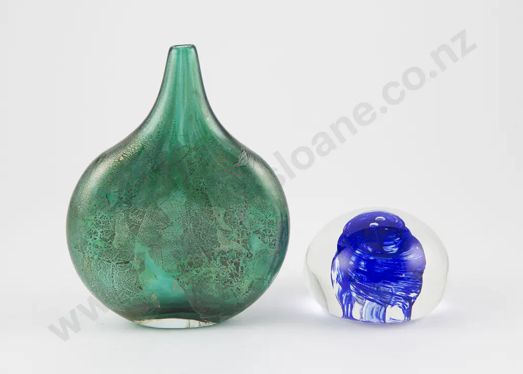 C1981 Isle of Wight Glass Vase Image 1++