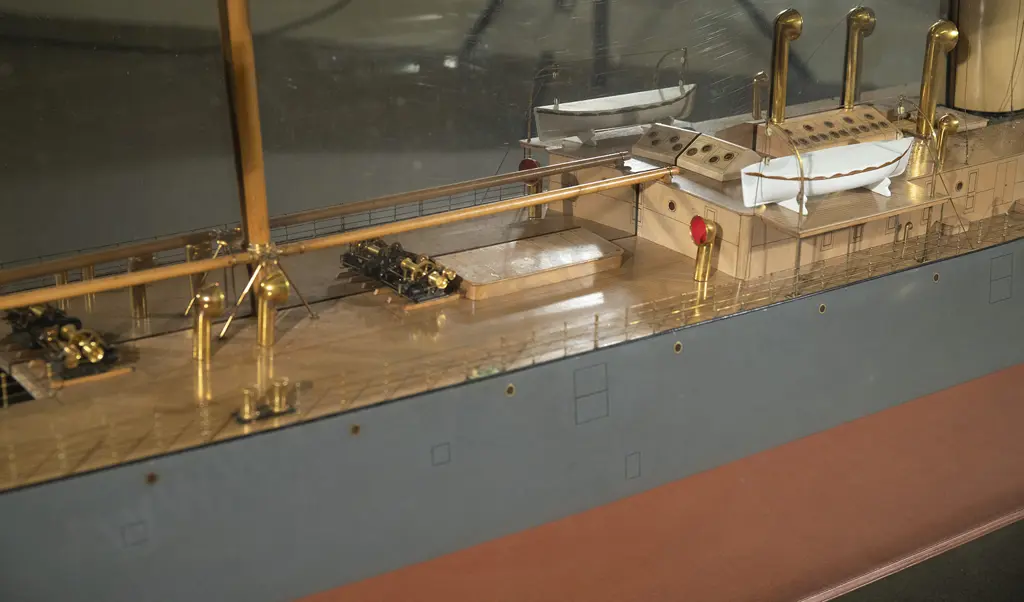 Large and Massive Ship Builders Model of the Twin Screw Steamer "Niwaru" Image 1++