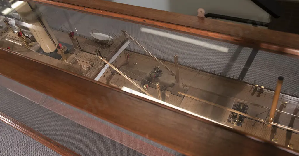 Large and Massive Ship Builders Model of the Twin Screw Steamer "Niwaru" Image 1++
