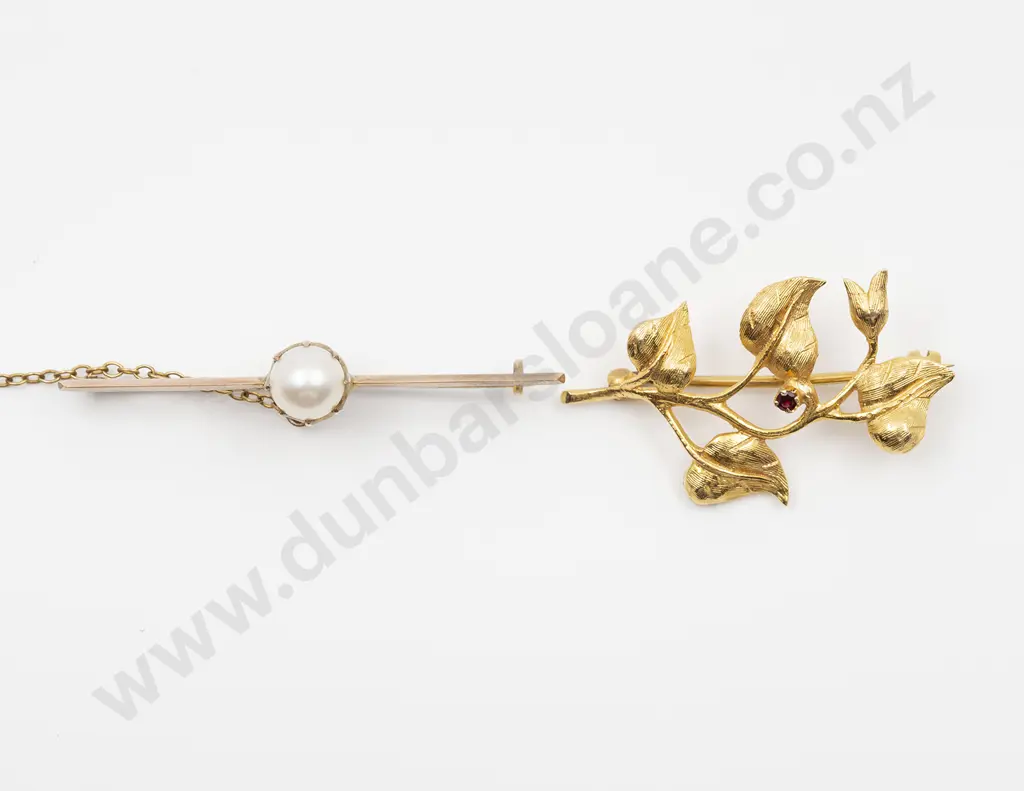 Two 9ct Brooches Image 1++