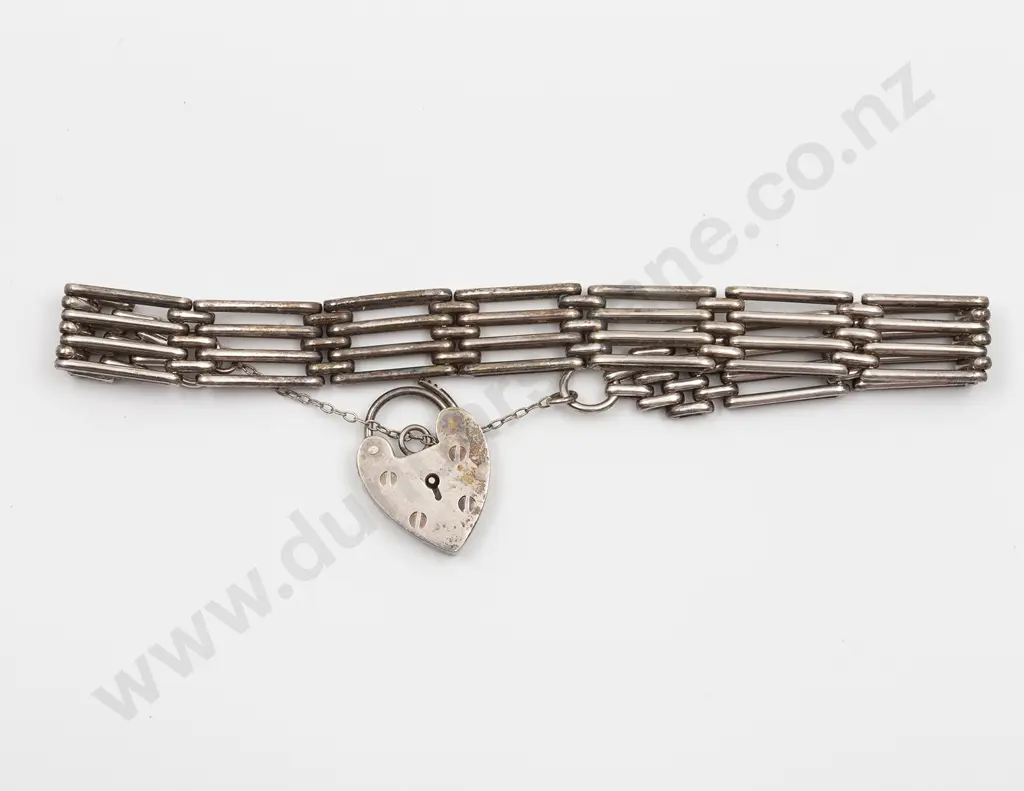 S/S Gate Link Bracelet with Heart Padlock Clasp Image 1++