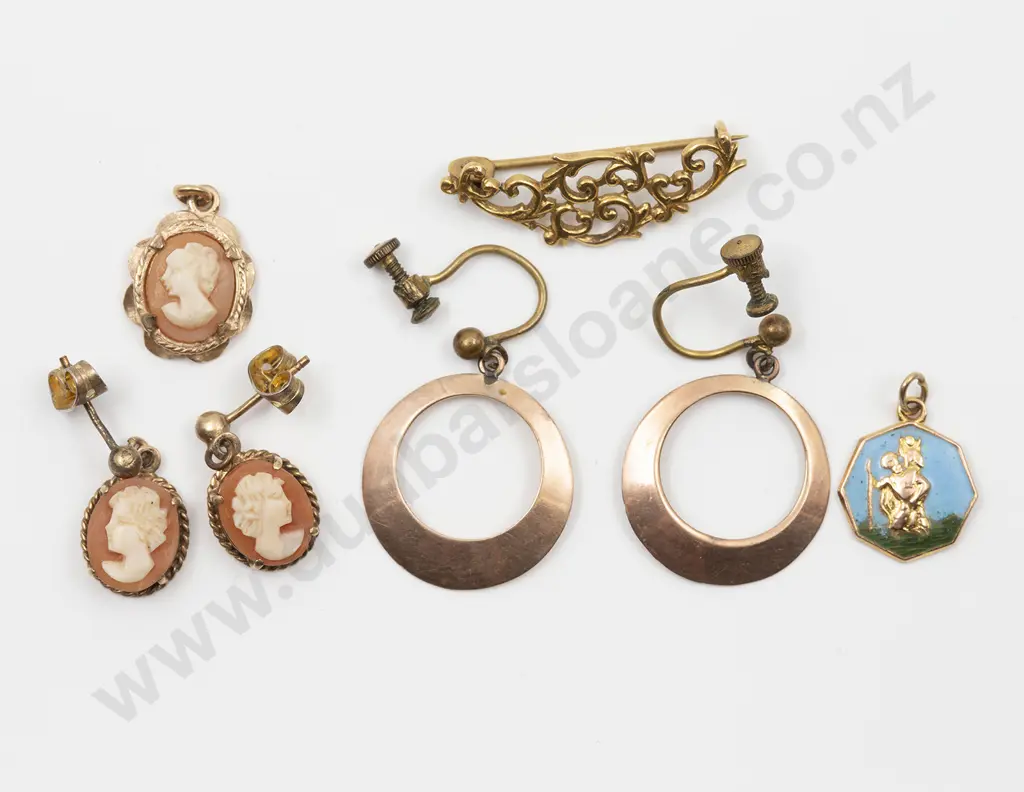 Two 9ct Gold Earrings Image 1++