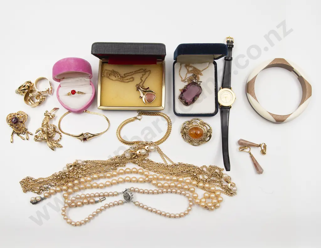 Small Assortment Costume Jewellery Image 1++