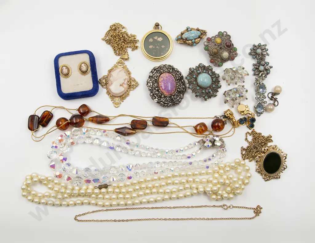 Small Selection Vintage Costume Jewellery Image 1++