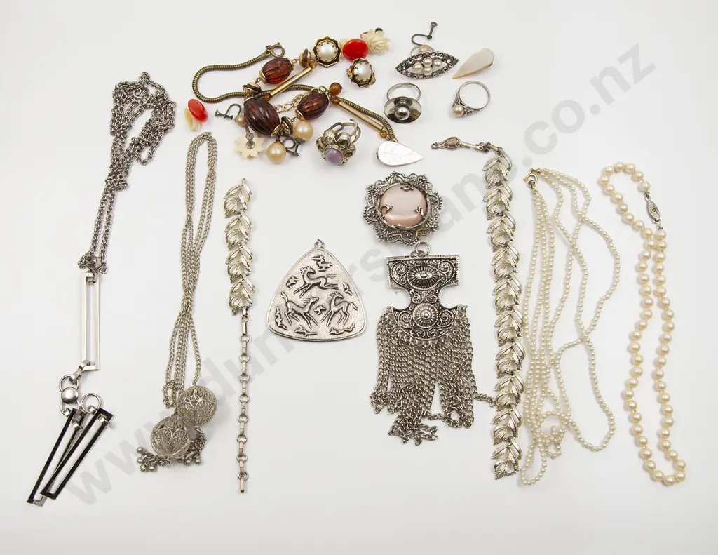 Small Assortment Costume Jewellery Image 1++