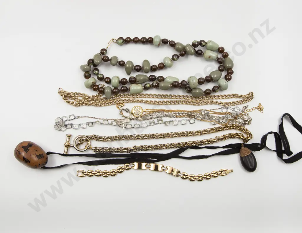 Small Assortment Costume Jewellery Image 1++