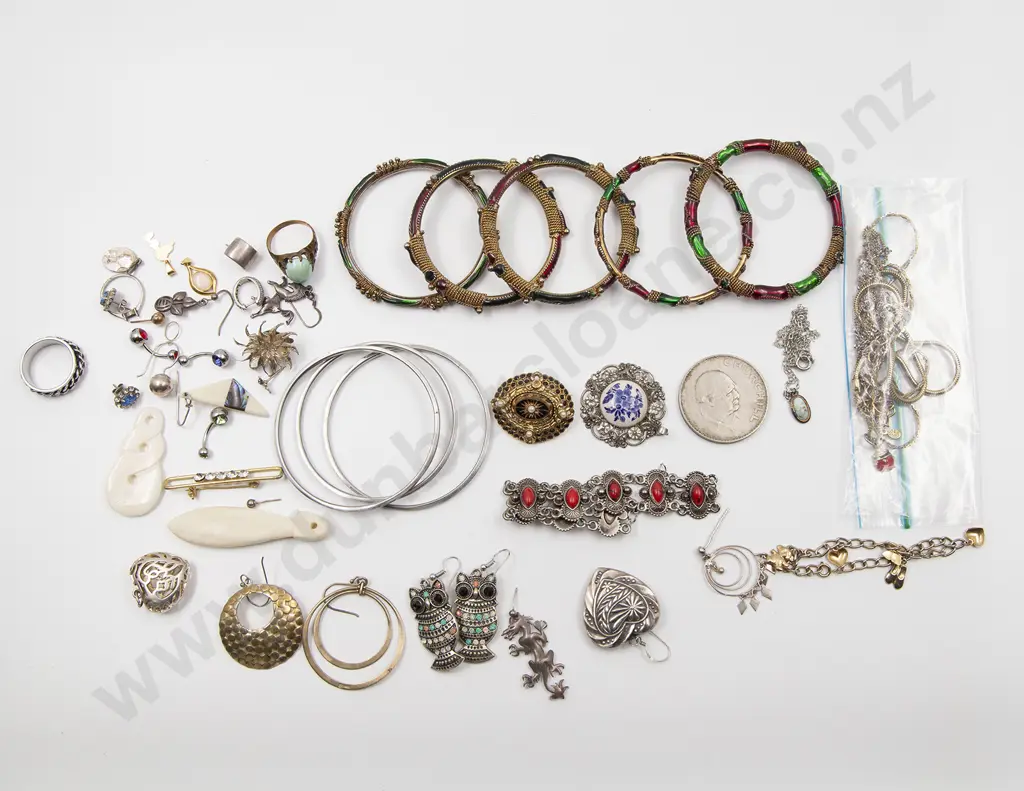Small Assortment Costume Jewellery Image 1++