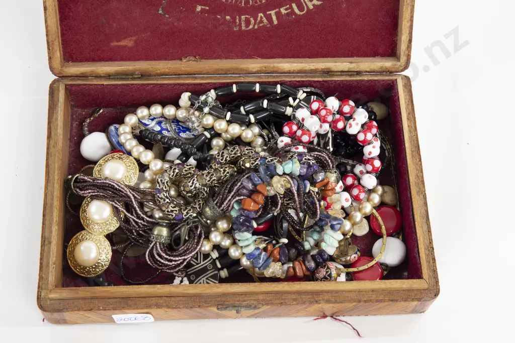Box of Assorted Costume Jewellery Image 1++