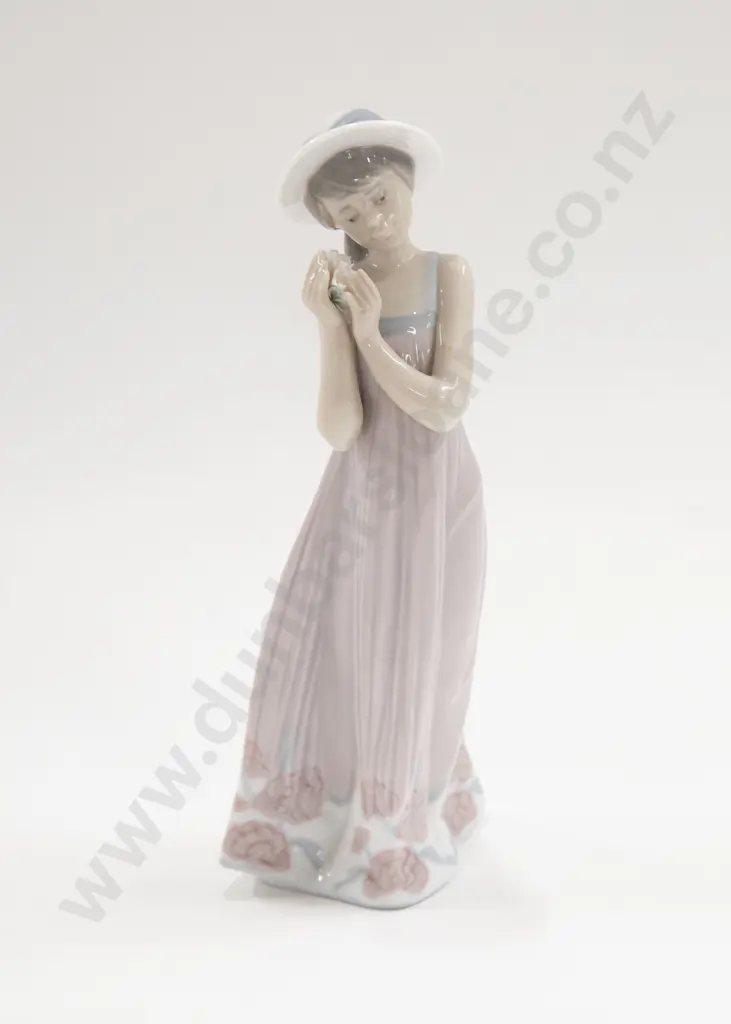 Lladro Figure of Girl With Flowers Image 1++