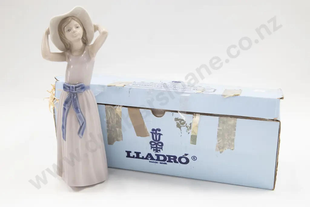 Lladro Figure of Girl Image 1++