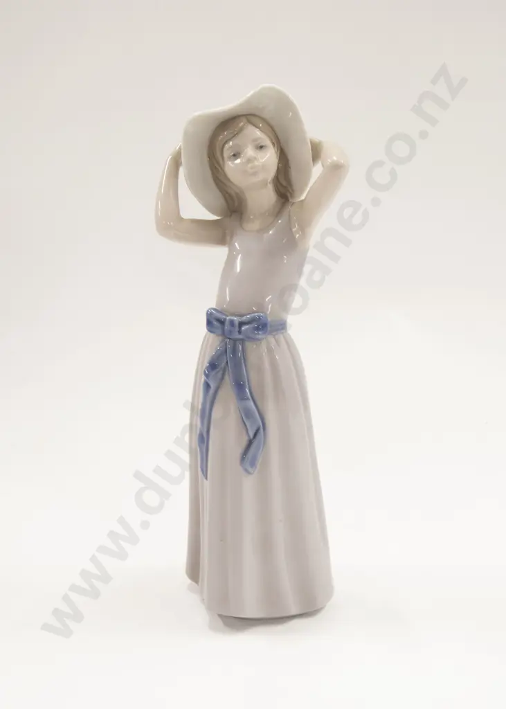 Lladro Figure of Girl Image 1++