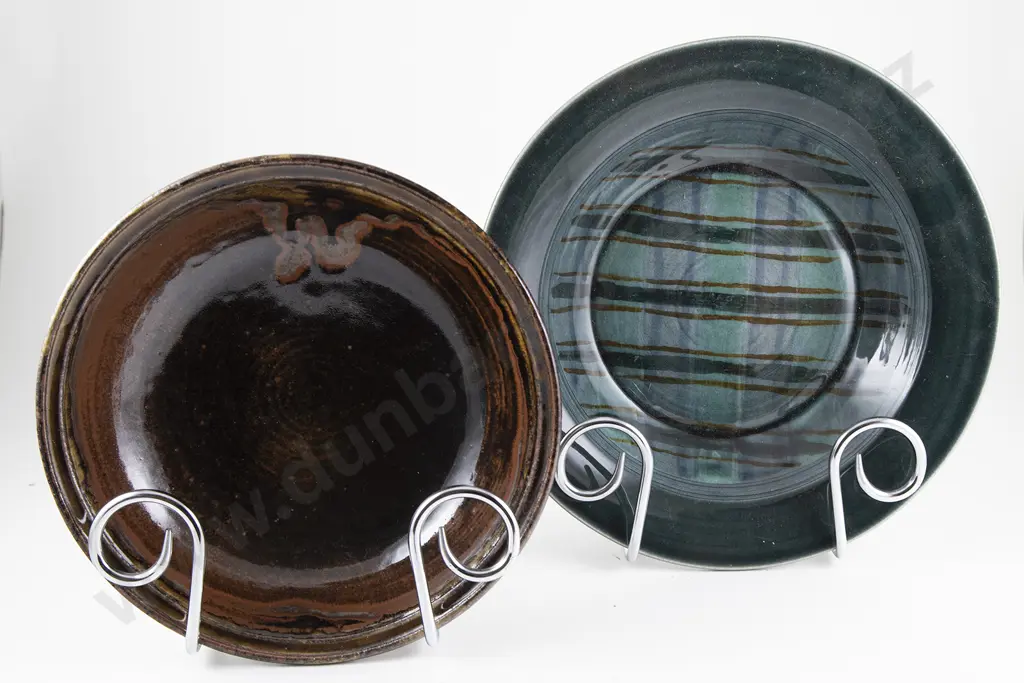 Five Various NZ Pottery Dishes & Lidded Crock Image 1++