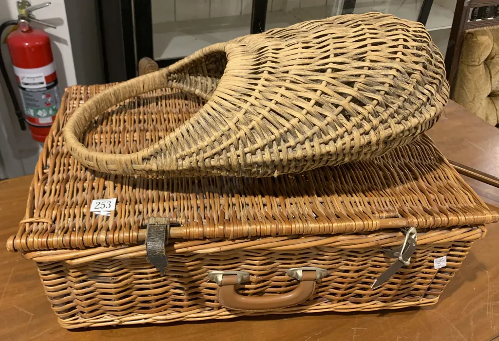 Picnic Basket and Wicker Bag Image 1++