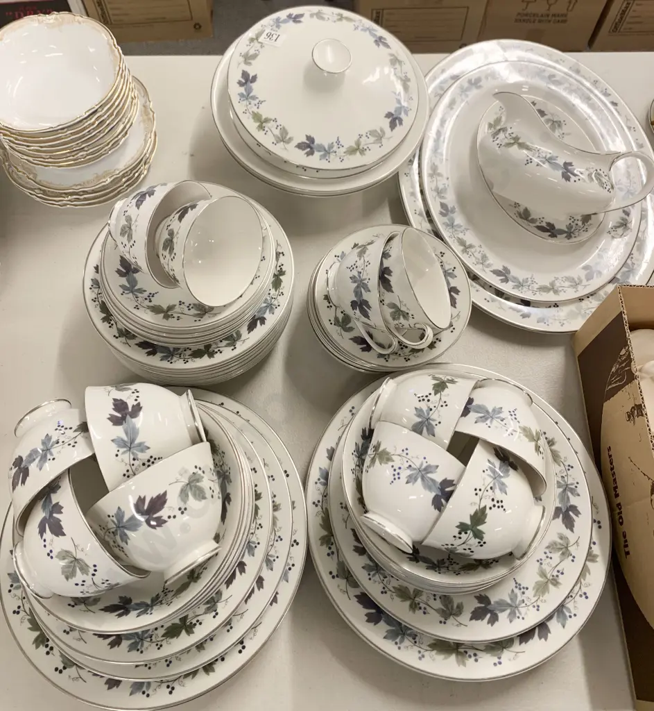 RD "Burgundy" Part Dinner Service (84 Pieces) Image 1++