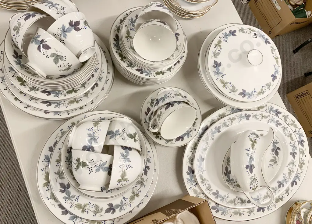 RD "Burgundy" Part Dinner Service (84 Pieces) Image 1++
