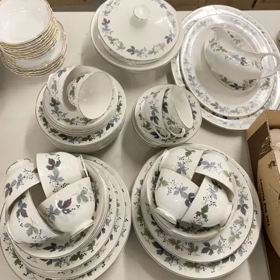 RD "Burgundy" Part Dinner Service (84 Pieces)