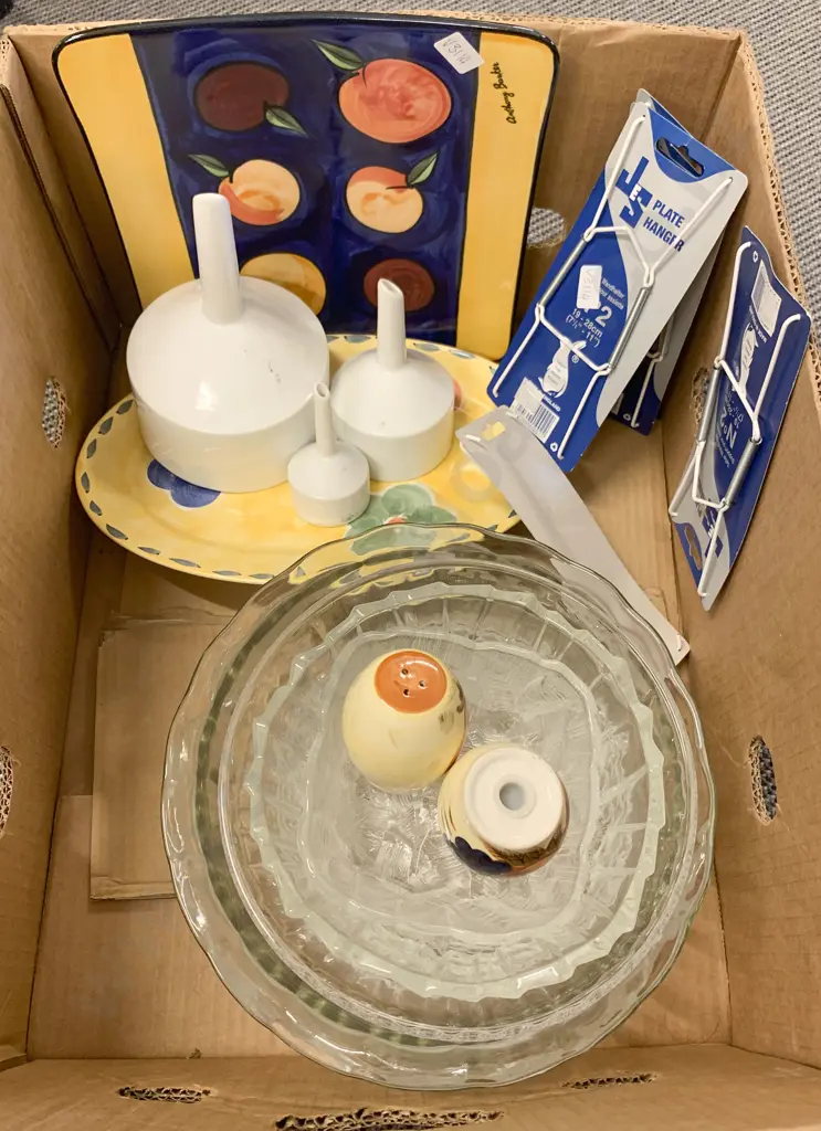 Qty of Assorted Glass Serving Bowls and Decorative Ceramic Serving Ware Image 1++