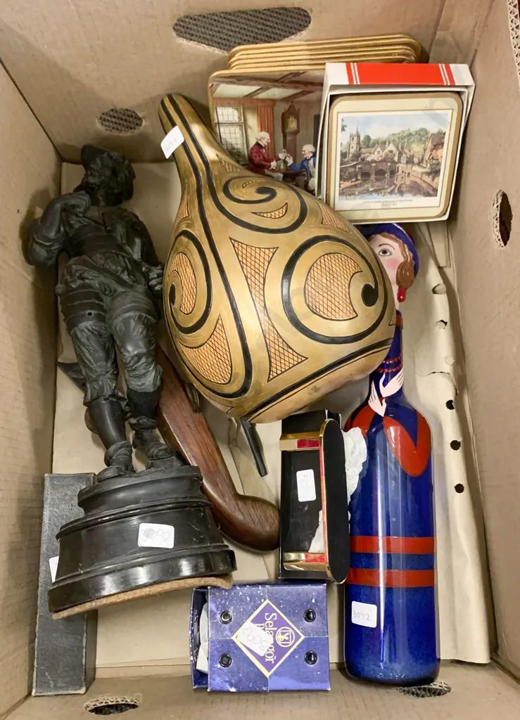 Box of Assorted Decorative Home Wares Image 1++