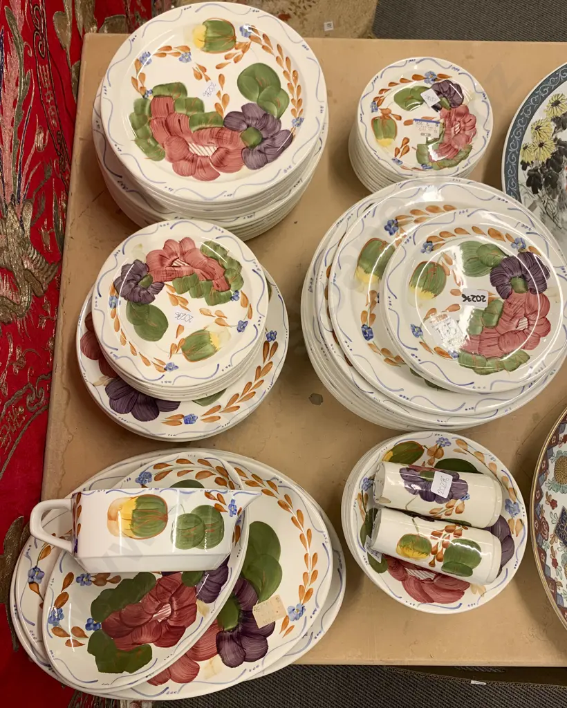 Crown Lynn "Fleurette" Part Dinner Set (84 Pieces) Image 1++