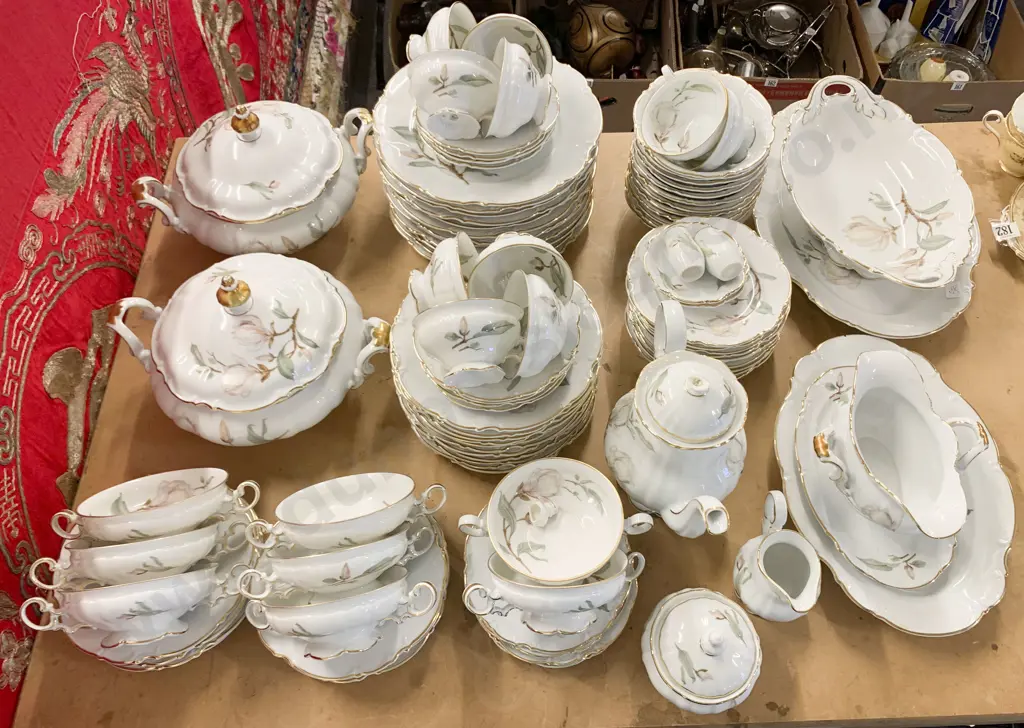 Hutschenreuther Dinner Set (Damaged Tea Pot Lid and Repaired Dish) (100 Pieces) Image 1++