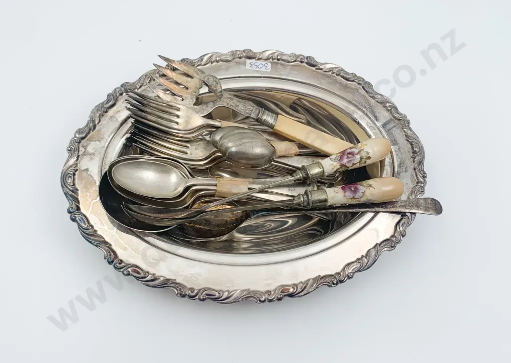 Qty of Assorted Cutlery in S/P Tureen Image 1++