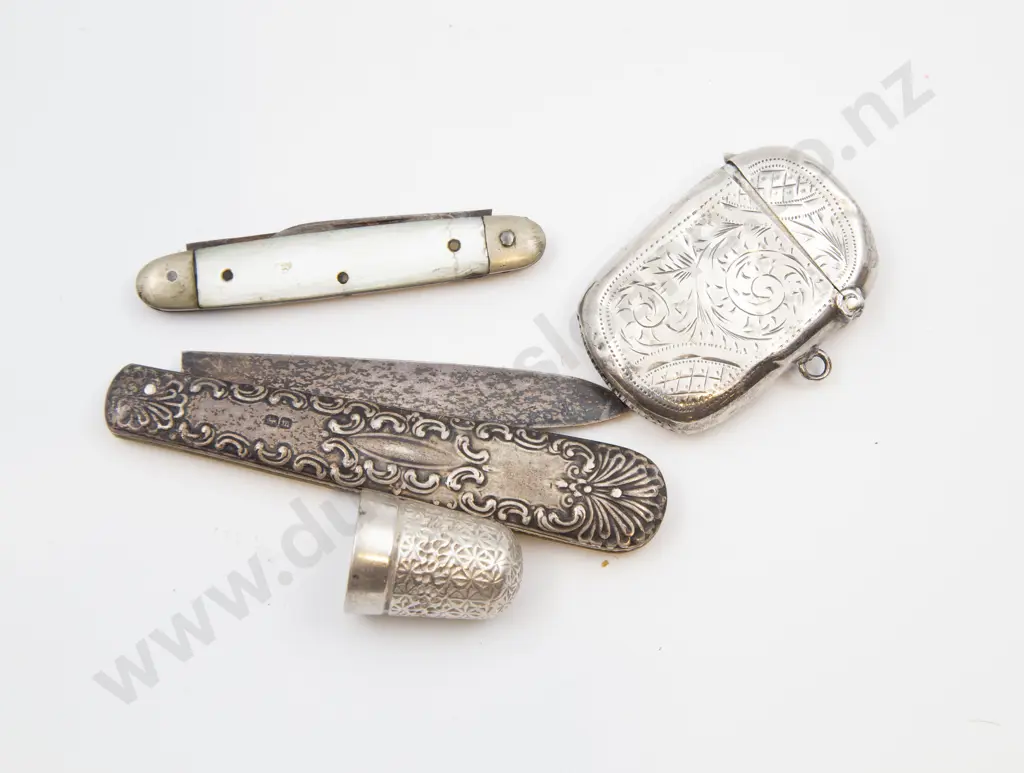 S/S Thimble and Vesta Together With Two Pocket Knives Image 1++
