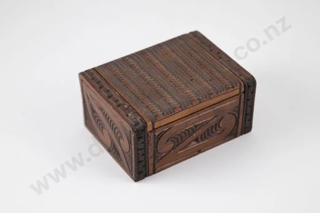 A Ngati Tarawhai jewellery box Image 1++