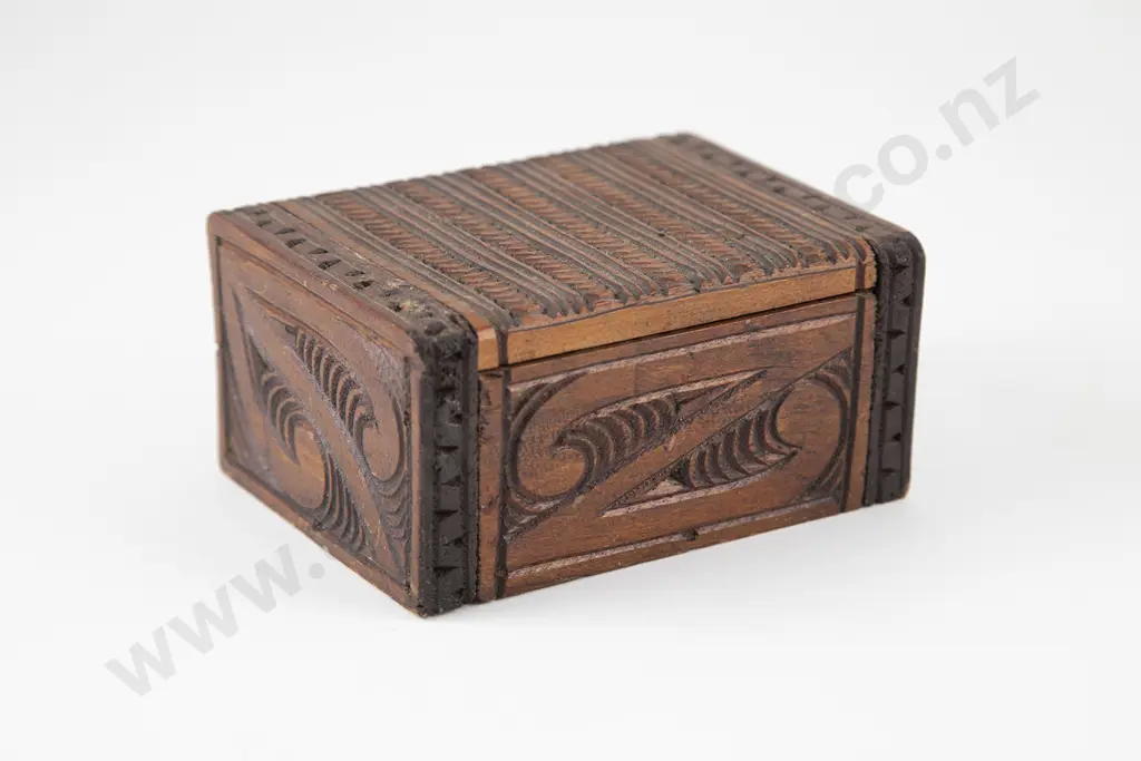 A Ngati Tarawhai jewellery box Image 1++