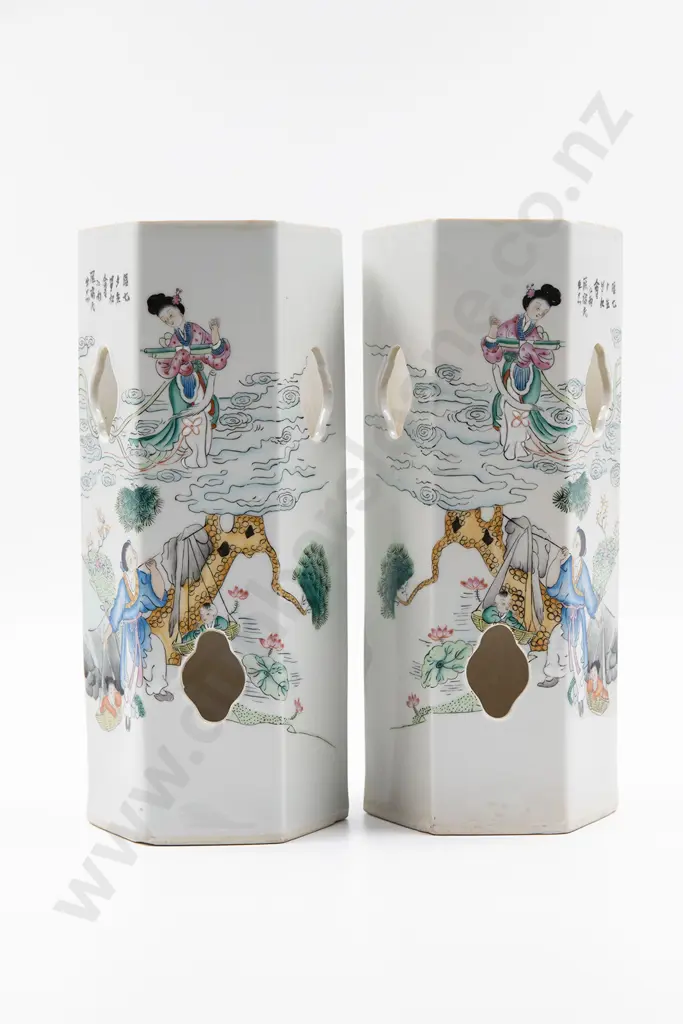 A pair of Chinese Republic Period vases Image 1++