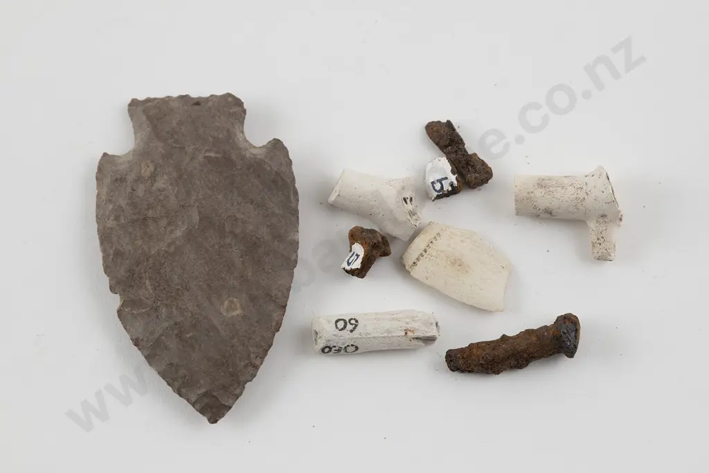 Flint arrowhead and clay pipe fragments Image 1++