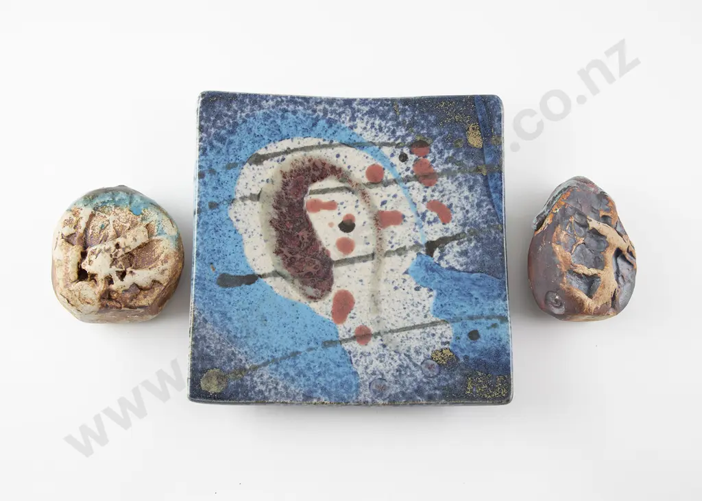 Doreen Blumhardt Small Square Platter with two posy vases (3) Image 1++