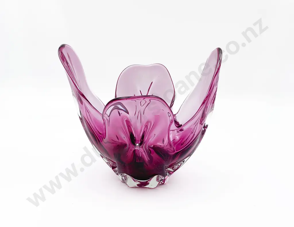 Art Glass Handkerchief Vase Image 1++