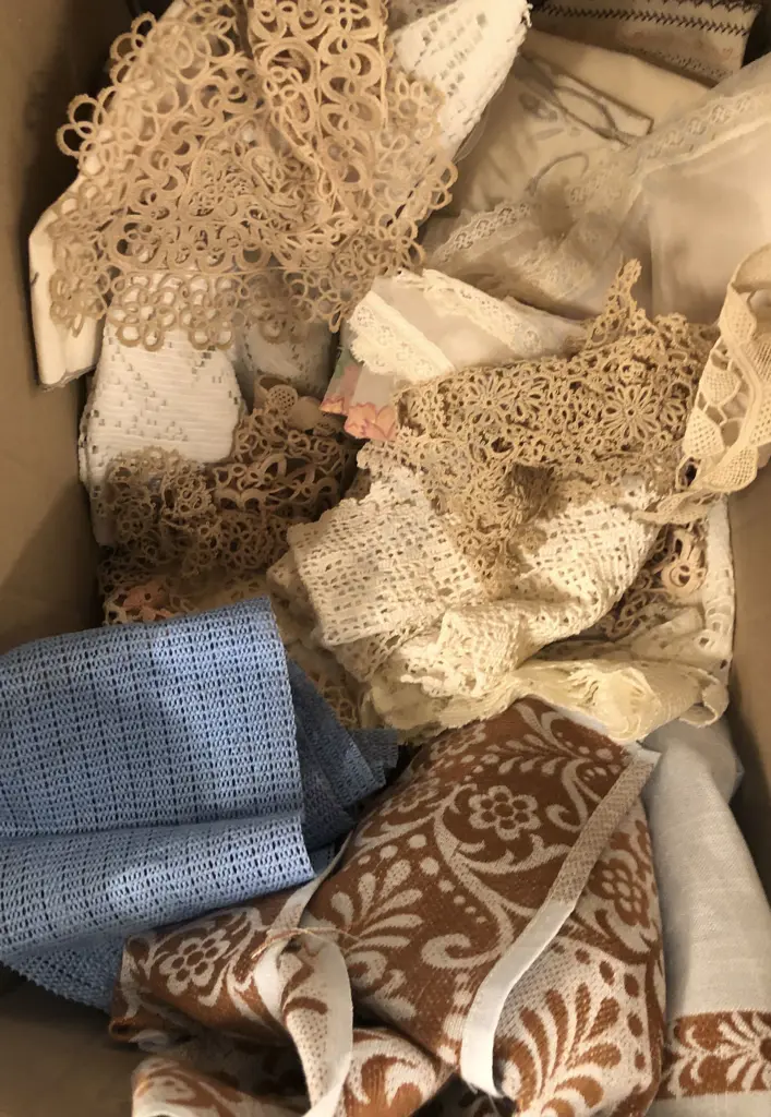Box of Assorted Vintage Linen Image 1++