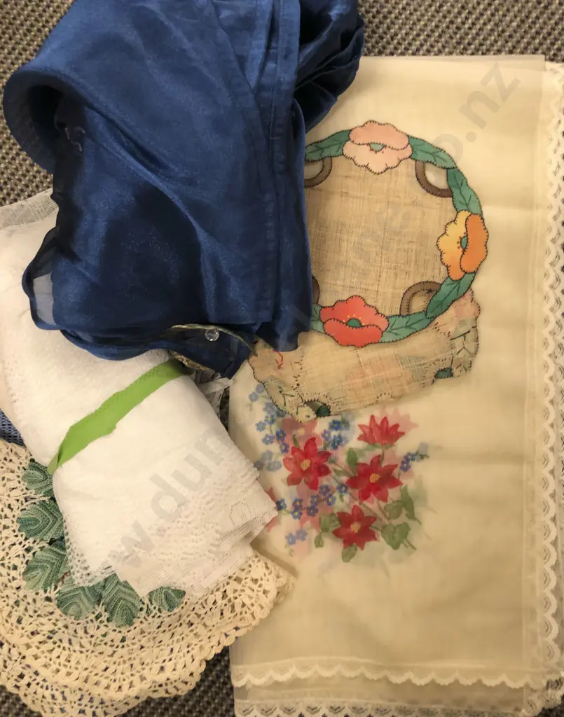 Box of Assorted Vintage Linen Image 1++