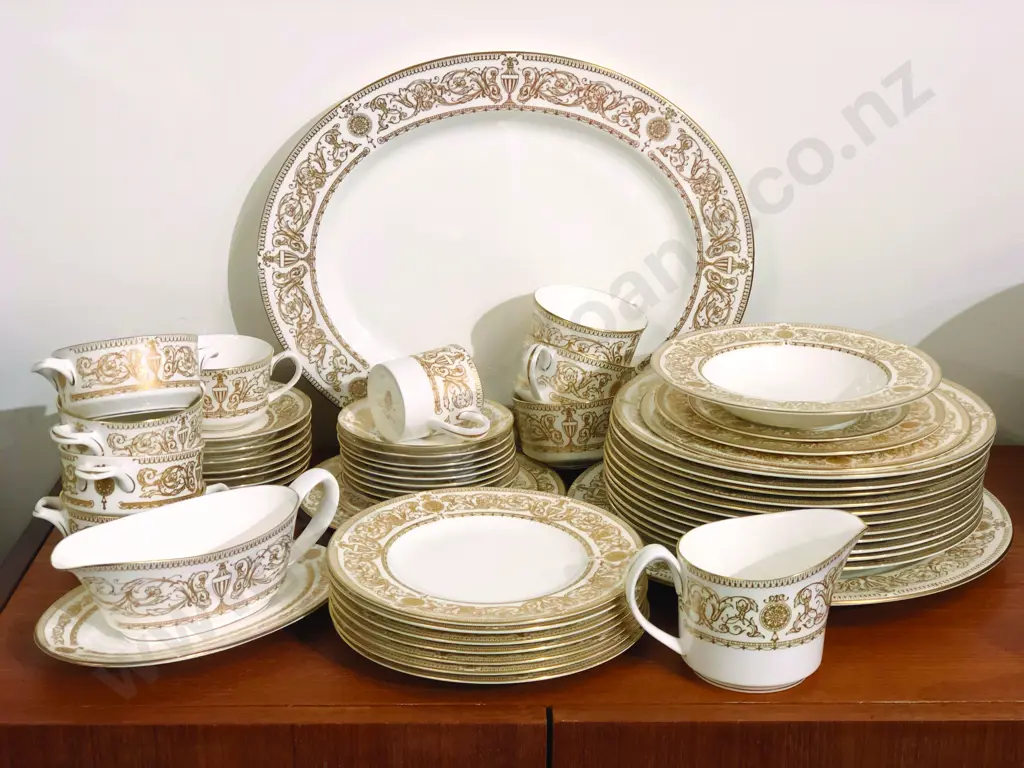 Royal Worcester Gilt Decorated Hyde Part Dinner Service (118 Pieces) Image 1++