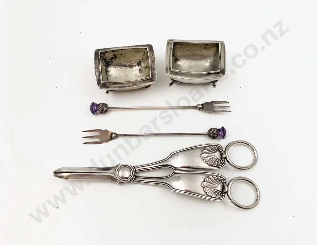 Fiddle, Shell & Thread Pattern Grape Scissors Together with Four Pieces of S/S Image 1++