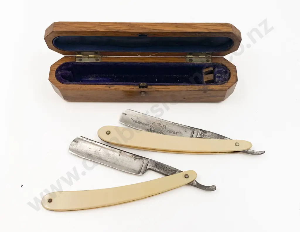 Pair of Cutthroat Razers in Decorative Case Image 1++