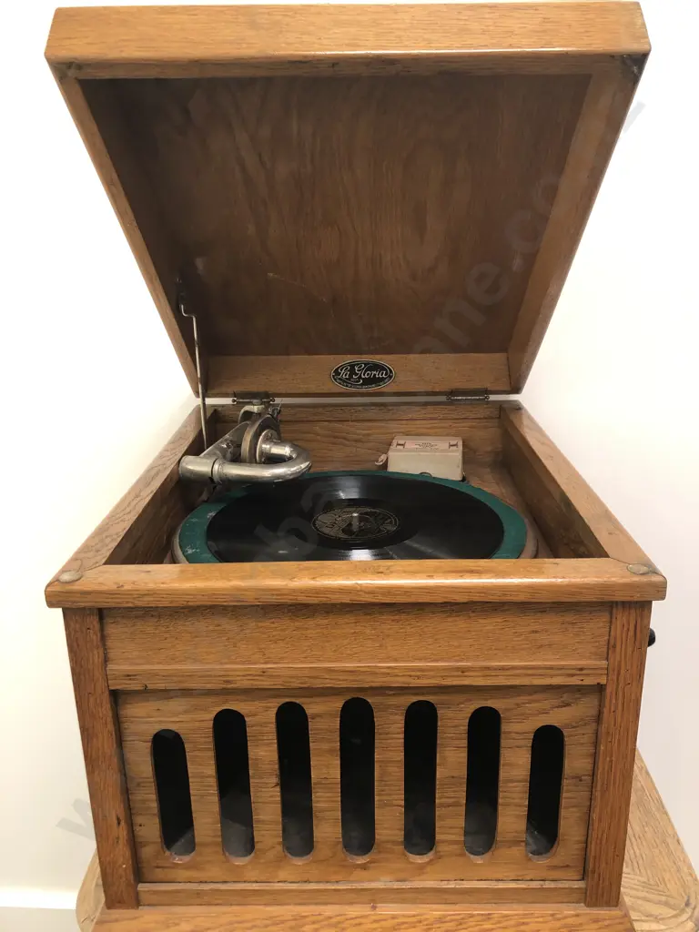 La Gloria Oak Cased Gramophone (Borer) Image 1++