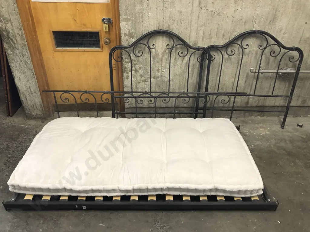 Wrought Metal French Day Bed Image 1++