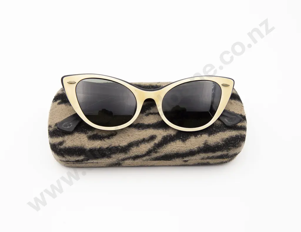 Original 1960s B & L Ray Ban USA Sun Glasses Image 1++