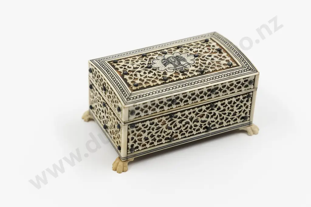 Anglo-Indian Sandalwood and Tortoise Shell Trinket Box Image 1++